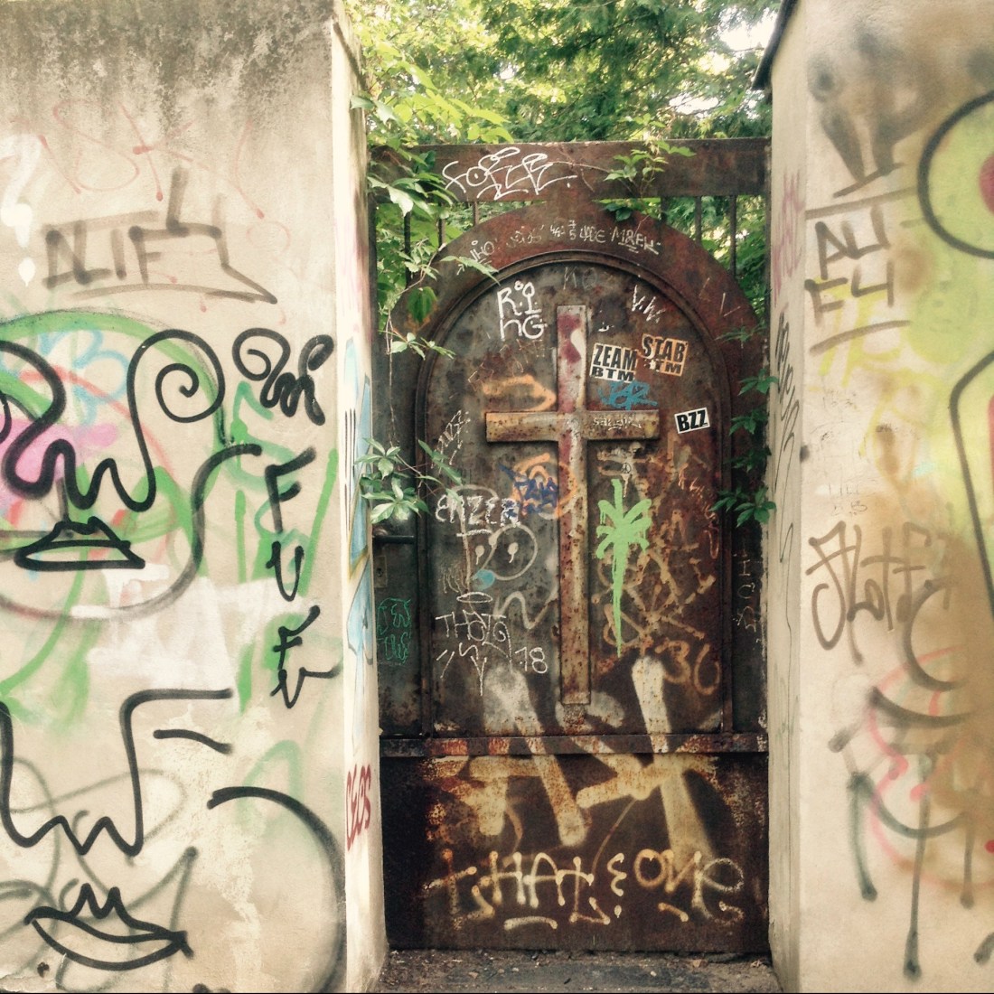 Cemetery gates (Barutherstrasse)
